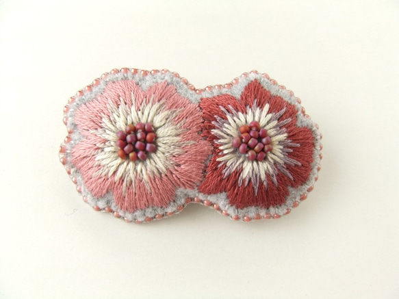 Brooch　ビーズ刺繍　お花　pink/red（K0781) 1枚目の画像