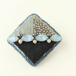 sold/Brooch　ビーズ刺繍　四角　black（K0789) 1枚目の画像