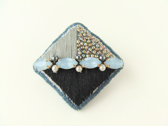 sold/Brooch　ビーズ刺繍　四角　black（K0789) 1枚目の画像