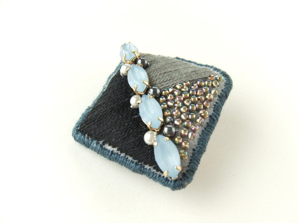 sold/Brooch　ビーズ刺繍　四角　black（K0789) 2枚目の画像