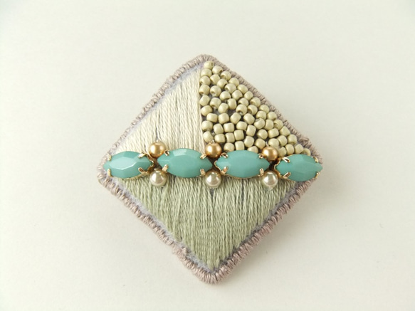 sold/Brooch　ビーズ刺繍　四角　green（K0790) 1枚目の画像