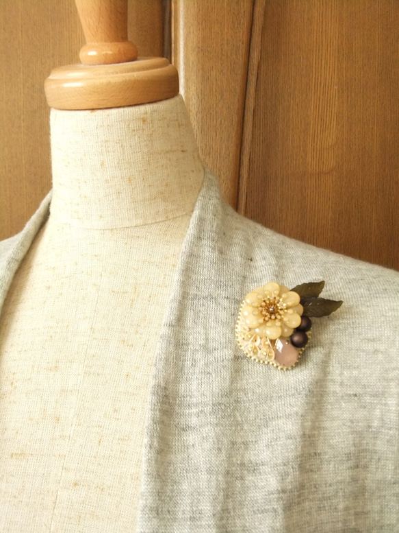 Brooch　ビーズ刺繍　お花　葉っぱ（K0808) 5枚目の画像
