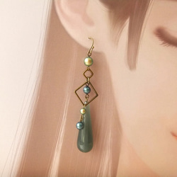 金具変更OK　Pierces or Earrings　アクリル　スワロフスキーパール（P0900） 4枚目の画像