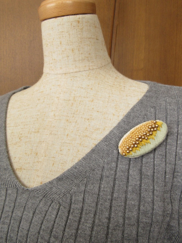 SALE  Brooch　ビーズ刺繍　オーバル（K0869) 4枚目の画像