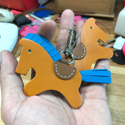 {Leatherprince 手工皮革} 台灣MIT 橘色 可愛 小馬 純手工縫製 皮革 龍蝦釦鑰匙圈 第3張的照片