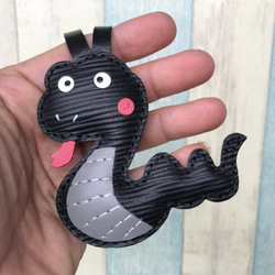 {Leatherprince手作りレザー}台湾MIT黒かわいい蛇手作り縫製レザーバッグチャーム 1枚目の画像