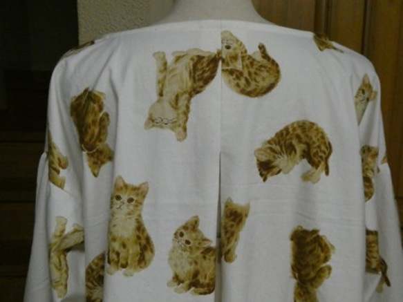ギャザー袖猫柄トップス　(m171) 10枚目の画像