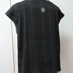 着物リメイクブラウス・一つ紋 黒 縦縞 2枚目の画像