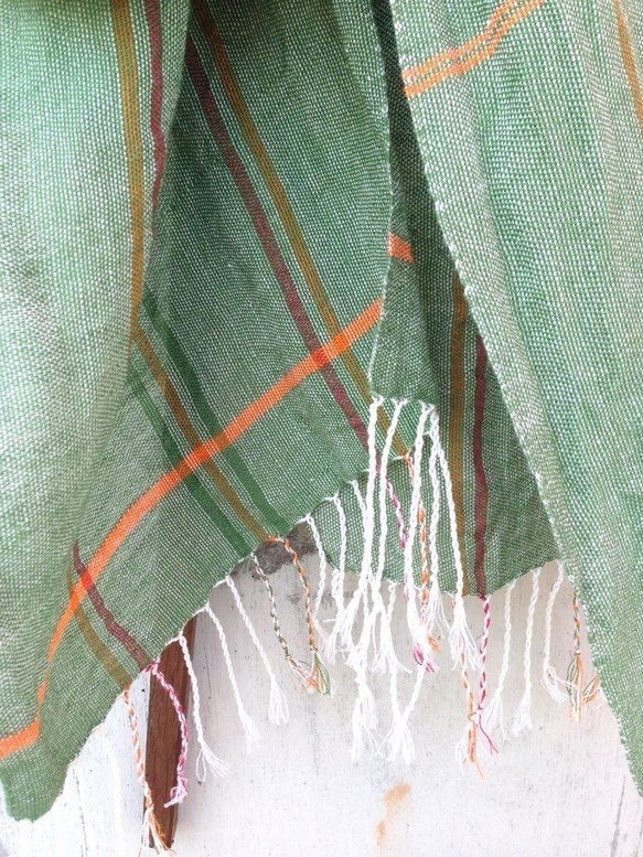 手染め・手織り リネン100%ストール グリーン×ポイントストライプ 4枚目の画像