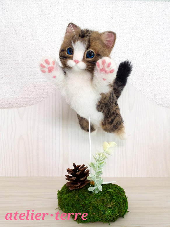 飛び猫 羊毛フェルト キジトラにゃんこ インテリア フライングキャット 仔猫 雑貨 ナチュラル ペット ドール アート 1枚目の画像