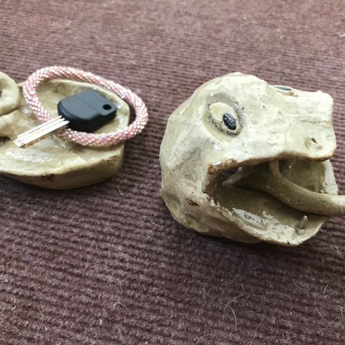 汚れた蛇の置き物