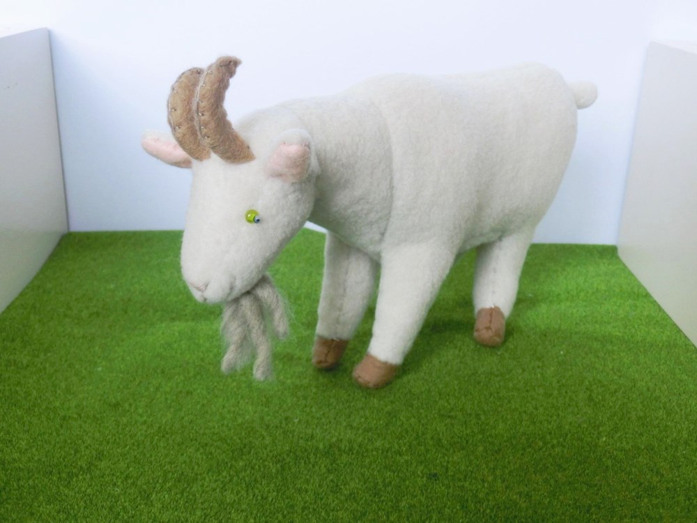 ＊新品 GoaBstall　ぬいぐるみ　ヤギ　15インチ　ベル付き Amazon.co.jp: ヤギのぬいぐるみ、ヤギのぬいぐるみ