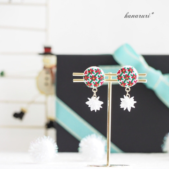 クリスマス刺繍のイヤリングorピアス《ポインセチア》 6枚目の画像