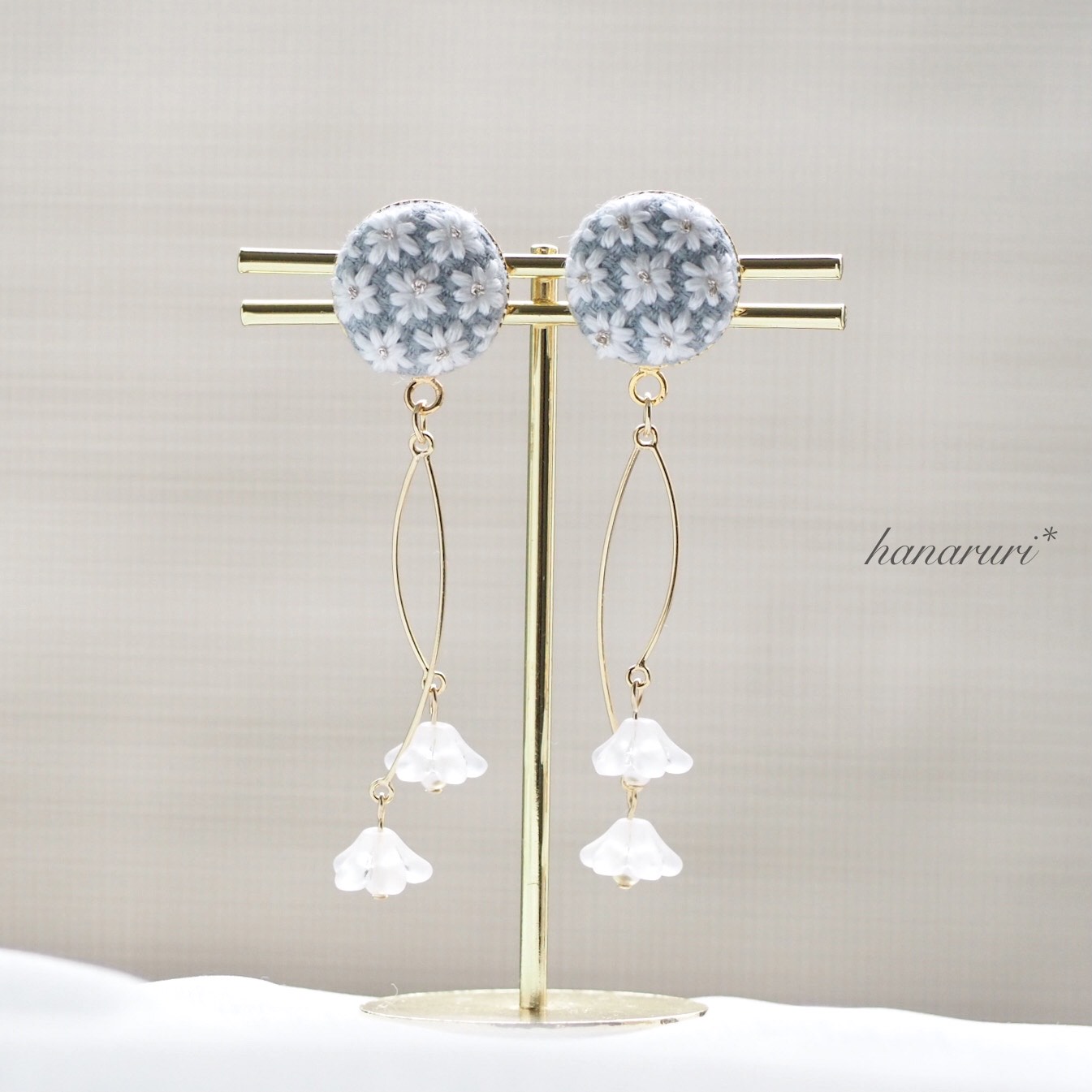 ★大人気商品★ swing flower Ω 刺繍イヤリングorピアス《ホワイト》 ピアス
