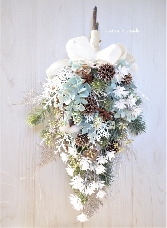 snow flower 　白い小枝をそえて　スワッグ：木の実　アンバーバーム　コニファー　白　リボン　 3枚目の画像