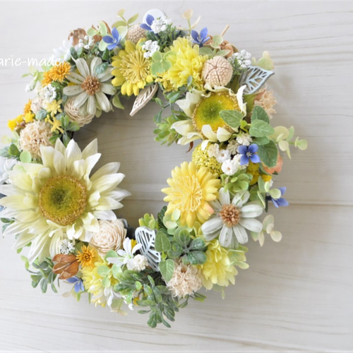 レモン色の向日葵のリース ライトグリーンの花もそえて：木の実