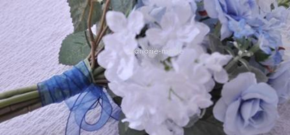 白と水色の爽やかな花束をバスケットに 2枚目の画像