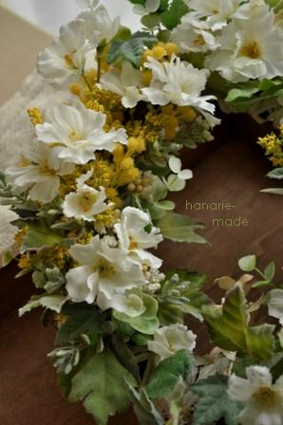 ふんわりとした白い花とミモザのリース 2枚目の画像