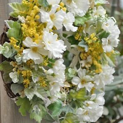 ふんわりとした白い花とミモザのリース 4枚目の画像