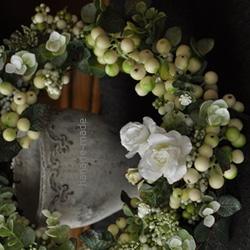 ジューシーベリーと白バラのリース 1枚目の画像