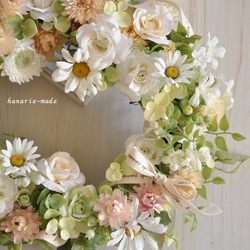 白いバラとマーガレット　コットンリボンをそえて：wreath 2枚目の画像