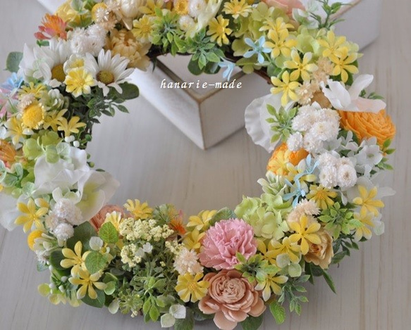 黄色い小花にマーガレット・カーネーションをそえて：wreath 3枚目の画像