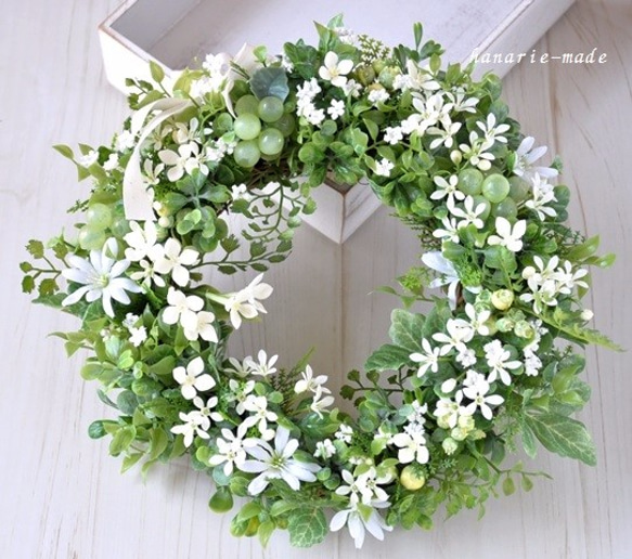 白い花とグリーンのリース 1枚目の画像