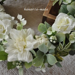白い秋：バラとダリアのリース 5枚目の画像