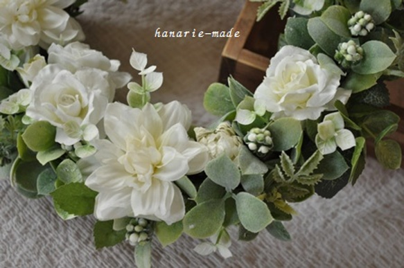 白い秋：バラとダリアのリース 5枚目の画像