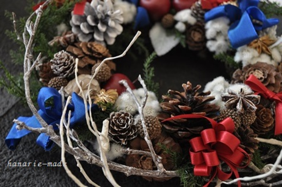 森のクリスマス：小枝とリボンのリース 3枚目の画像