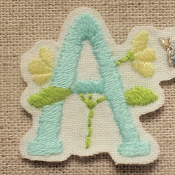 手刺繍アップリケ "A" エメラルド 1枚目の画像