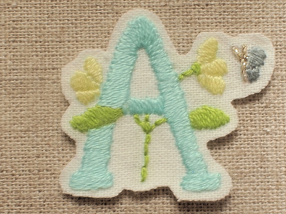 手刺繍アップリケ "A" エメラルド 1枚目の画像