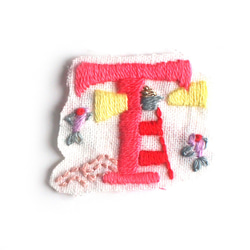 手工刺繡貼花“T”粉色 第1張的照片