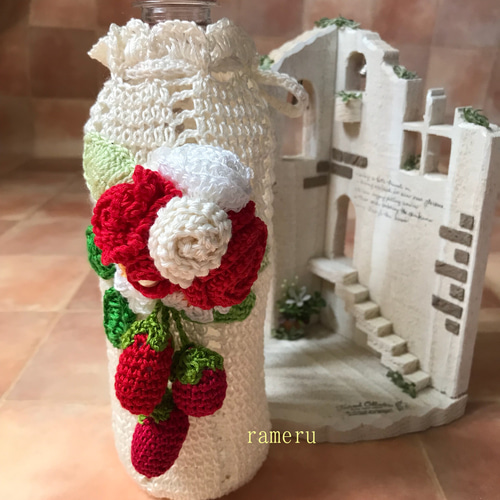 赤い薔薇と苺のボトルカバー☆レース編み☆ペットボトルホルダー☆水筒  