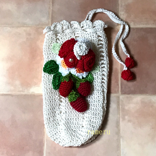 赤い薔薇と苺のボトルカバー☆レース編み☆ペットボトルホルダー☆水筒  