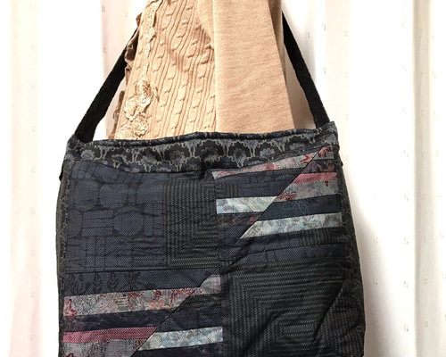 あき◇ショルダーバッグ◇ 正絹本場大島紬パッチワークｆ 4点 斜めがけショルダーバッグ 縦25×横36×マチ8 正絹 本場大島紬