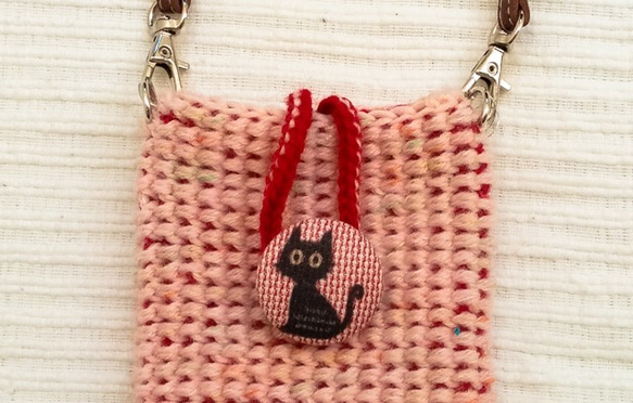 手編みミニバッグ　赤×生成り　猫ボタン 2枚目の画像