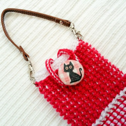 手編みミニバッグS　濃ピンク×白　猫ボタン 2枚目の画像