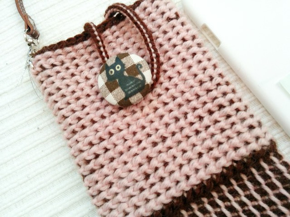 手編みミニバッグL　茶×ピンク　猫ボタン 1枚目の画像
