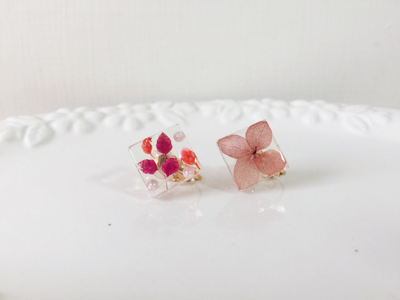 マイクロ透明〜永遠の花の樹脂のイヤリング（耳クリップまたは耳ピン） 1枚目の画像