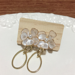 真珠の白い花の樹脂のイヤリングは、イヤーピンまたはイヤークリップに変更できます 2枚目の画像