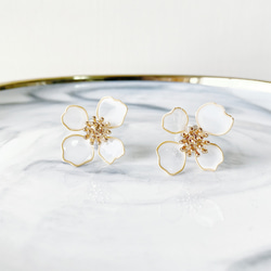 白色花朵 樹脂耳環  可換耳夾或耳針 第2張的照片