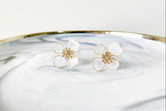 白色花朵 樹脂耳環  可換耳夾或耳針 第2張的照片