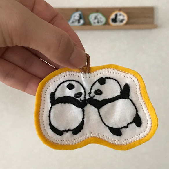手刺繍チャーム_双子の赤ちゃんパンダ〈てつなぎ〉 1枚目の画像