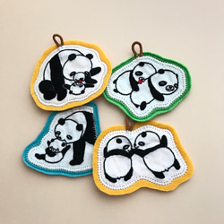 手刺繍チャーム_双子の赤ちゃんパンダ〈てつなぎ〉 5枚目の画像