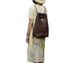 牛皮背包巧克力抽繩型皮革背包，配以concho和流蘇裝飾18042901 第5張的照片