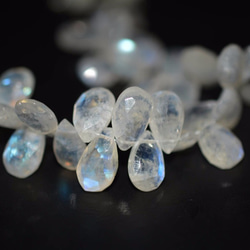 Blue moonstone pear shape ブルームーンストーンの梨の形 1枚目の画像