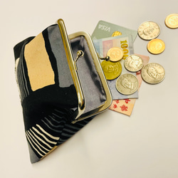 積み上げられた正方形。スクエアマウスゴールドバッグ。財布化粧鞄イヤホン小さなもの。刺繍。日本の布 4枚目の画像