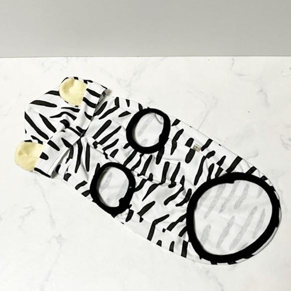 パーカーホワイトタイガー  【SS~M・ﾀﾞｯｸｽｻｲｽﾞ】犬服 ﾄﾞｯｸﾞｳｪｱ 虎 トラ 年賀状 4枚目の画像