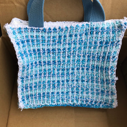 紫陽花っぽいブルーの手編みミニバッグ 1枚目の画像